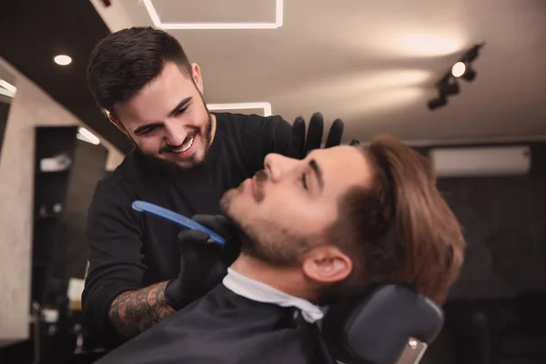 Cabeleireiro Profissional Cliente Barbear Com Navalha Reta Barbearia — Fotografia de Stock