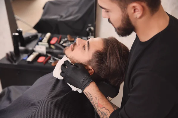 Professioneller Friseur Mit Kaltem Handtuch Zur Beruhigung Der Haut Des — Stockfoto