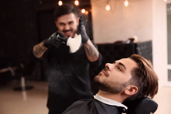 Jovem Cabeleireiro Barbearia Serviço Barbear Profissional — Fotografia de Stock
