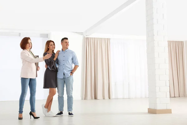 Immobilienmakler Zeigt Jungen Paaren Neue Wohnung Raum Für Text — Stockfoto