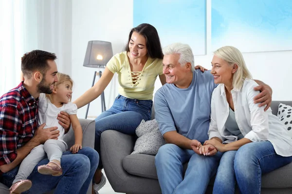 家庭での幸せな家族 世代の同窓会 — ストック写真