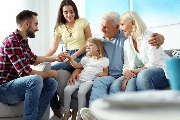 Lycklig Familj Hemma Återförening Generationer — Stockfoto