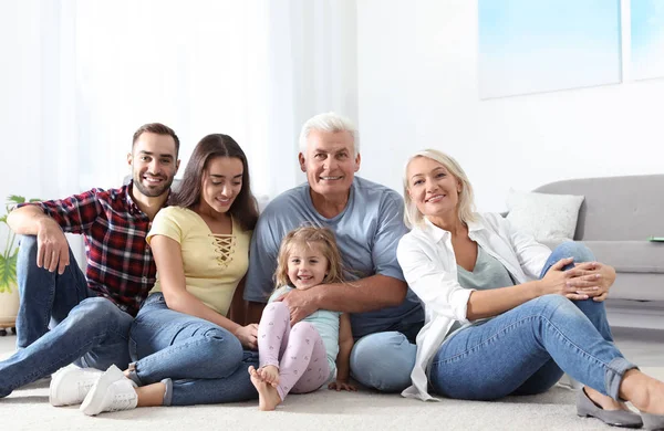 Lycklig Familj Hemma Återförening Generationer — Stockfoto