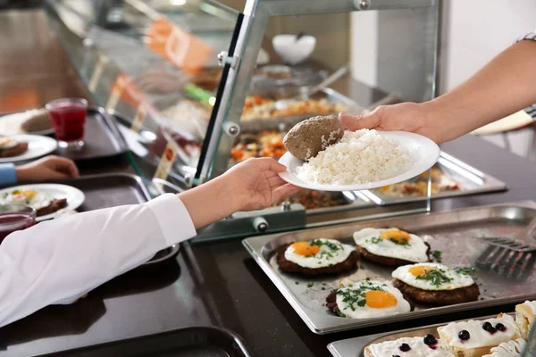 Donna Che Piatto Con Cibo Sano Alla Ragazza Nella Mensa — Foto Stock