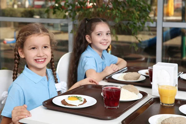 Crianças Bonitas Mesa Com Comida Saudável Cantina Escola — Fotografia de Stock