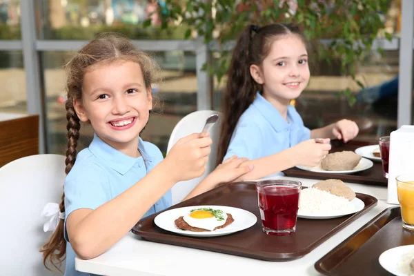 Crianças Bonitas Mesa Com Comida Saudável Cantina Escola — Fotografia de Stock