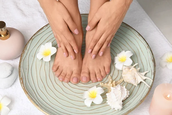 Žena Namáčení Nohy Desce Vodou Květiny Mušle Bílém Ručníku Closeup — Stock fotografie