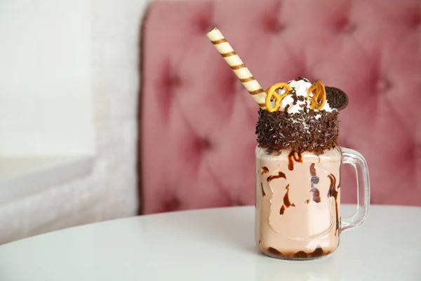 Välsmakande Milkshake Med Godis Mason Jar Bord Café Utrymme För — Stockfoto