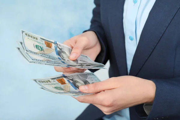 Zakenvrouw Tellen Dollars Kleur Achtergrond Close — Stockfoto