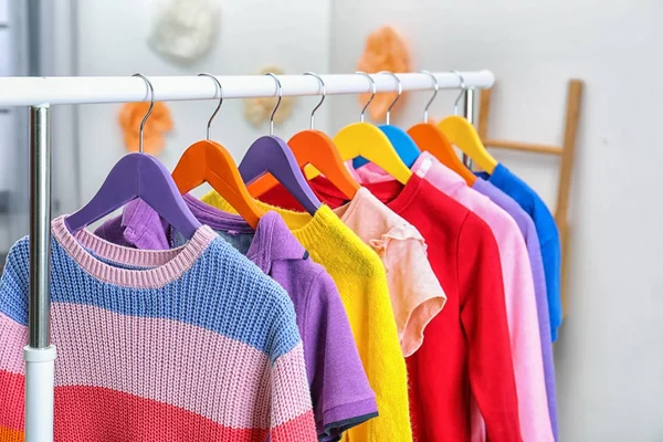 Roupas Infantis Coloridas Penduradas Armário Dentro Casa Close — Fotografia de Stock