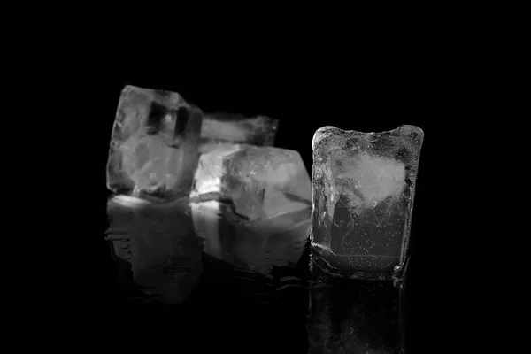 Siyah Ayna Yüzeyi Saydam Buz Küpleri — Stok fotoğraf