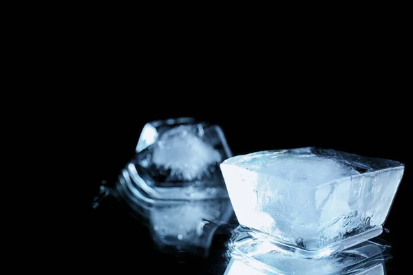 Transparante Ice Cube Zwarte Spiegelend Oppervlak Ruimte Voor Tekst — Stockfoto