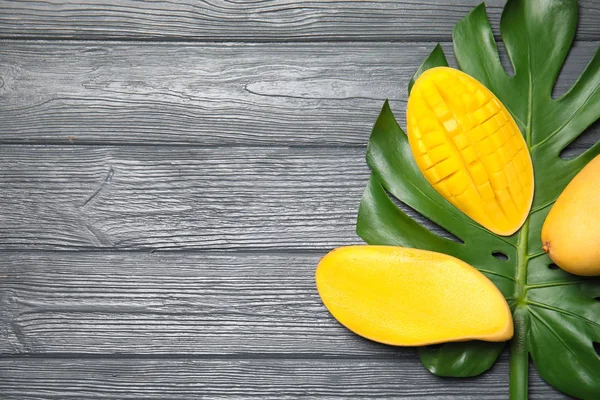 Lägenheten Låg Komposition Med Mango Och Tropical Leaf Trä Bakgrund — Stockfoto