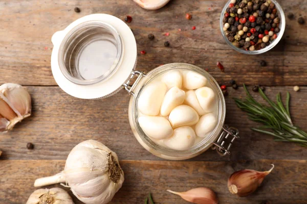 Preserved Garlic Glass Jar Wooden Table Flat Lay — Stock Photo, Image