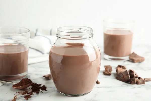 Glassware Dengan Susu Coklat Lezat Atas Meja Marmer Minuman Susu — Stok Foto