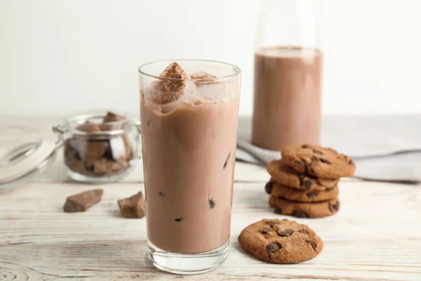 Kaca Dengan Susu Coklat Lezat Atas Meja Kayu Minuman Susu — Stok Foto