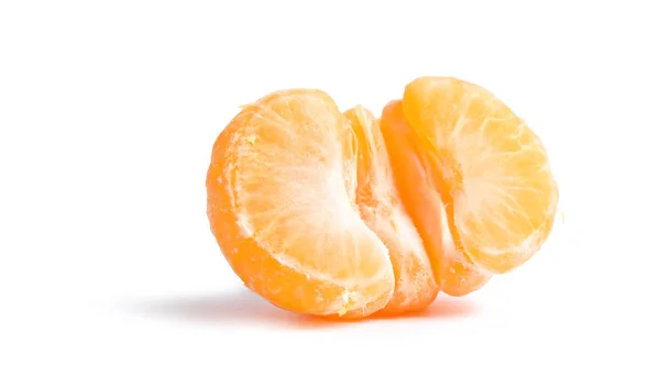 Mitad Mandarina Madura Pelada Sobre Fondo Blanco — Foto de Stock