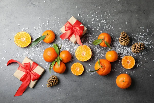 Christmas Composition Ripe Tangerines Gift Boxes Grey Background Flat Lay — Stock Photo, Image