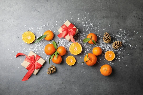 Vánoční Složení Zralé Mandarinky Dárkové Krabice Šedém Pozadí Ploché Rozložení — Stock fotografie