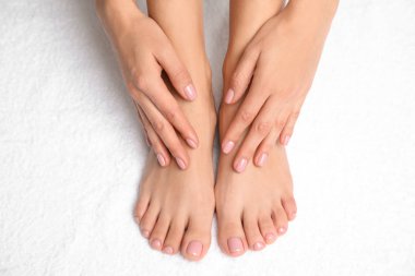 Kadın beyaz havlu, closeup pürüzsüz ayağa dokunmak. Kaplıca tedavisi