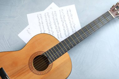 Güzel klasik gitar ve müzik levhalar üzerinde renk arka plan, üstten görünüm