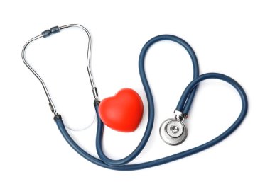 Kırmızı kalp ve beyaz arka planda, üstten görünüm stetoskop. Kardiyoloji kavramı