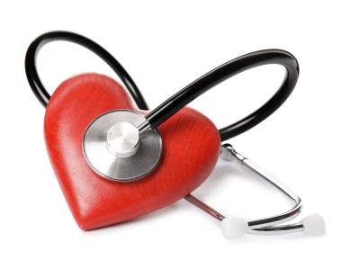 Kırmızı kalp ve beyaz arka plan üzerinde stetoskop. Kardiyoloji kavramı