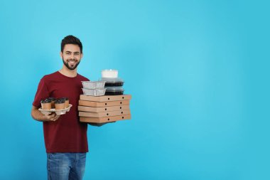 Genç kurye ile farklı renk arka plan, metin için yer emriyle. Gıda dağıtım hizmeti