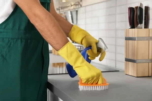 Homem Zelador Limpeza Cozinha Balcão Com Escova Close — Fotografia de Stock