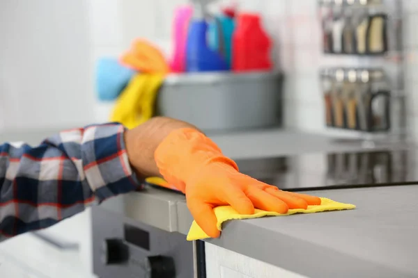 Man Cleaning Kitchen Counter Rag Closeup — Stock Photo, Image
