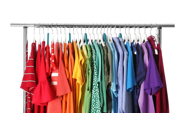 Beyaz Arka Plan Üzerinde Farklı Renkli Giysileri Ile Dolap Raf — Stok fotoğraf