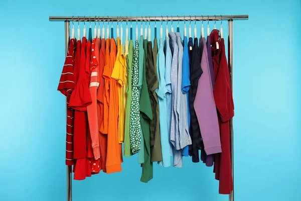 Garderobe Rek Met Verschillende Lichte Kleding Kleur Achtergrond — Stockfoto