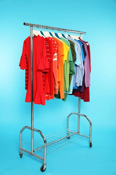 Cremalheira Guarda Roupa Com Roupas Brilhantes Diferentes Fundo Cor — Fotografia de Stock