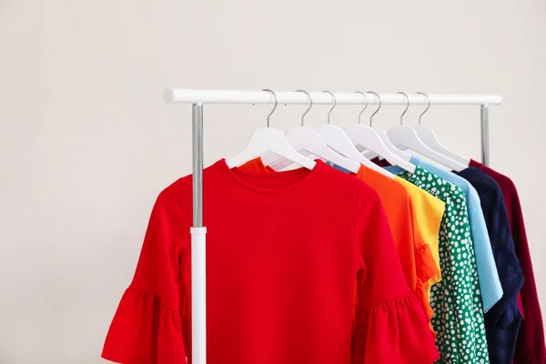 Garderobe Rek Met Verschillende Lichte Kleren Lichte Achtergrond — Stockfoto