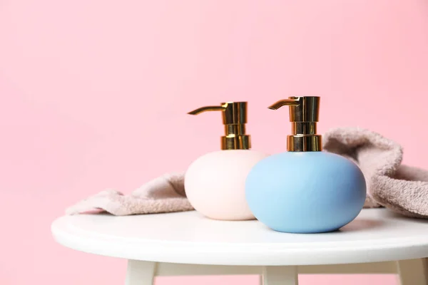 Şık Sabun Dağıtıcılar Havlu Renk Arka Plan Karşı Masada Metin — Stok fotoğraf