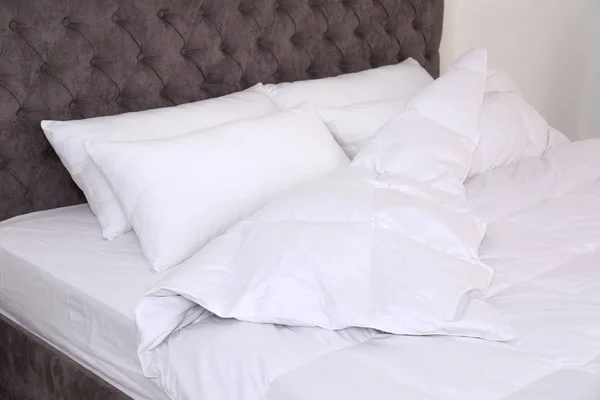 柔らかい枕室内で大きな快適なベッド スタイリッシュなインテリア — ストック写真