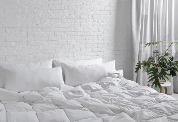 Comfortabel Tweepersoonsbed Met Kussens Dekens Buurt Van Witte Bakstenen Muur — Stockfoto