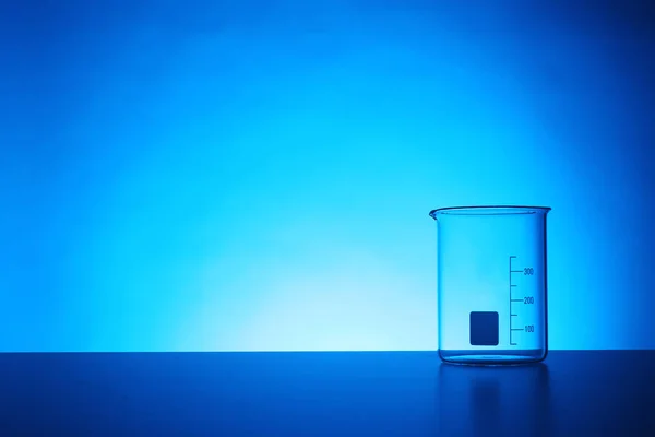 Leere Becher Auf Dem Tisch Vor Farbigem Hintergrund Chemie Laborgläser — Stockfoto