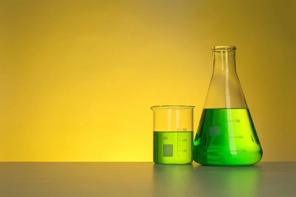 Химическая Лабораторная Посуда Образцами Столе Цветном Фоне — стоковое фото