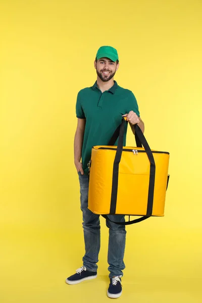 Jonge Courier Met Thermo Tas Kleur Achtergrond Levering Foodservice — Stockfoto