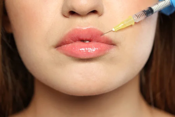 Mujer Joven Recibiendo Inyección Labios Primer Plano Cirugía Estética — Foto de Stock