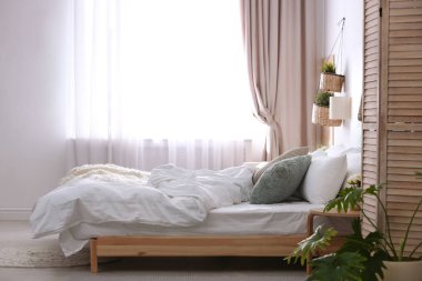 Çalışma alanı ile şık daire içinde laptop. Oda iç