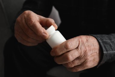 Komuta sizde şişeyle hapları, closeup el holding