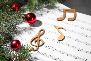 Ahşap müzik notlar ve süslemeleri sayfalardaki kompozisyonu