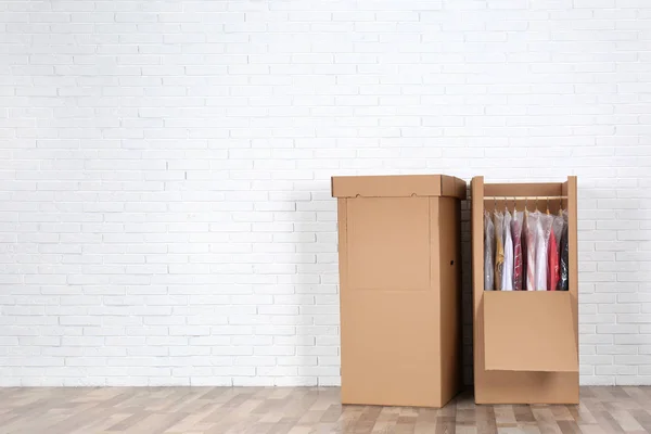 レンガ壁に室内で服を衣装箱 テキストのためのスペース — ストック写真