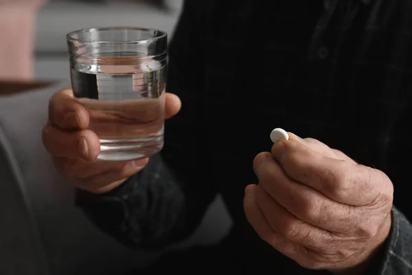 Ανώτερος Άνθρωπος Κρατώντας Χάπι Και Ποτήρι Νερό Κοντινό Πλάνο — Φωτογραφία Αρχείου