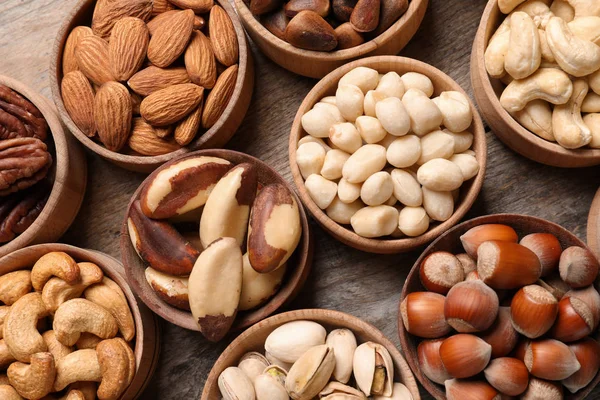 Plat Lag Samenstelling Met Organische Noten Houten Achtergrond Bovenaanzicht Snack — Stockfoto