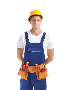 Elektrikçi beyaz arka plan üzerinde üniforması araçları ile