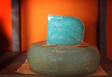 Lezzetli peynir raf raf mağaza. Süt ürünleri