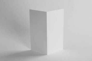 Beyaz arka plan boş broşür. Tasarım için alay